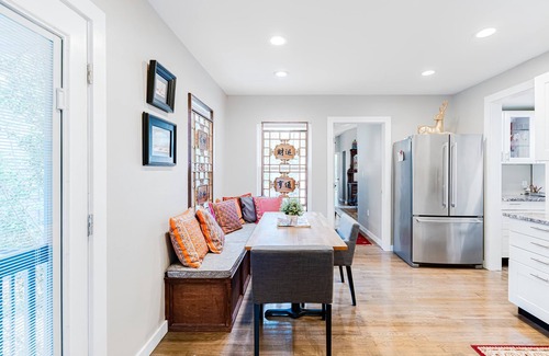 Clarksville House | Discover the Hidden Jewel: 4-Star Hotel with Breakfast