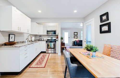 Clarksville House | Discover the Hidden Jewel: 4-Star Hotel with Breakfast