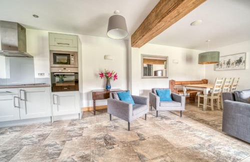 New Forest District House | Cozy Tack Room: Perfect Getaway for Two with Breakfast