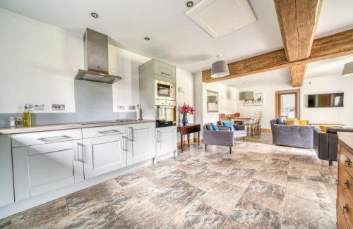 New Forest District House | Cozy Tack Room: Perfect Getaway for Two with Breakfast