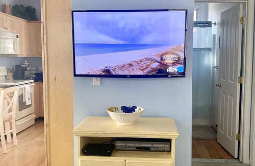 Summer Village Cottage | Enchanting Blue Lobster Cottage: Family Getaway Awaits!