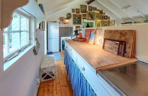 Asljunga House | Cozy Cottage Retreat by Forest and Lake with Unique Amenities