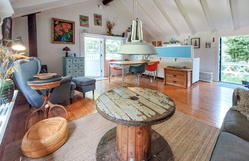 Asljunga House | Cozy Cottage Retreat by Forest and Lake with Unique Amenities