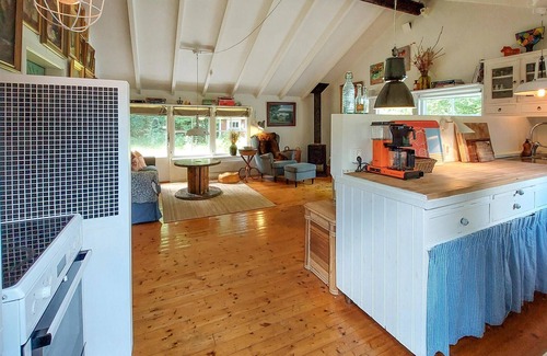 Asljunga House | Cozy Cottage Retreat by Forest and Lake with Unique Amenities