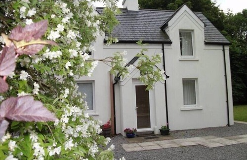 Dromahair House | Idyllic Cottage by Benbo Mountain with River & Ocean Views