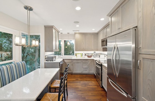 Isle of Palms Cottage | Idyllic Cottage by Lagoon - Steps to the Beach, Rated 9.8