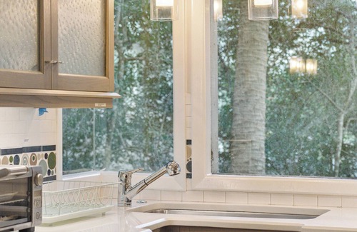 Isle of Palms Cottage | Idyllic Cottage by Lagoon - Steps to the Beach, Rated 9.8