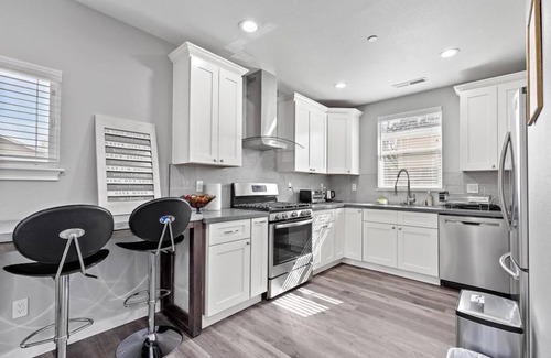 Mountain View House | Inviting Cottage with Spa & Hot Tub in Silicon Valley