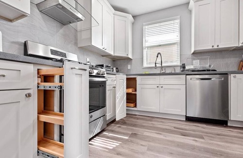 Mountain View House | Inviting Cottage with Spa & Hot Tub in Silicon Valley