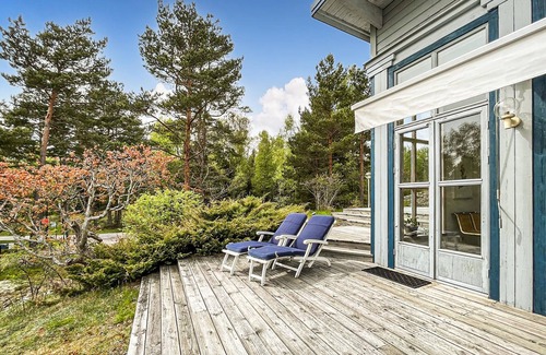 Stavsnas House | Scenic Cottage Overlooking Nämdöfjärden with Great Amenities