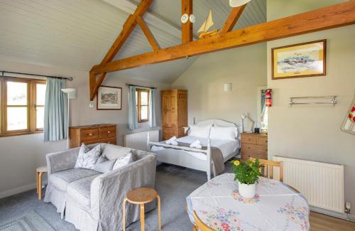 Rudloe House | Idyllic Cottage with Scenic Views in Box - Guest Rated 8.9