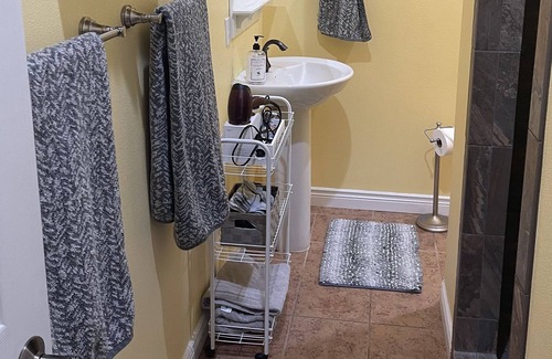 Yakima Apartment | Beautiful Cottage with valley views overlooking orchards.
