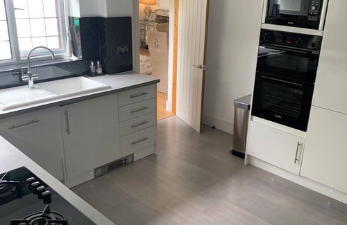 Brands Hatch House | Charming Country Bungalow with Pet-Friendly Amenities