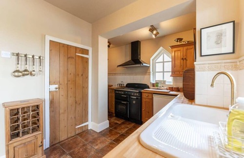 Pattingham House | Cozy Country Cottage for Family Gatherings of 8