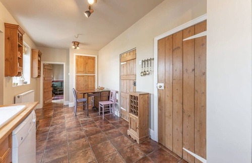 Pattingham House | Cozy Country Cottage for Family Gatherings of 8