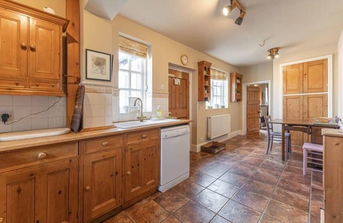 Pattingham House | Cozy Country Cottage for Family Gatherings of 8