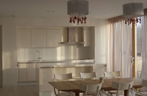 Lechlade House | Serene Country Escape with Pool, Spa & Family-Friendly Perks