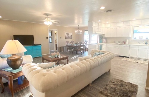 Weatherford House | Idyllic Country Retreat Near Weatherford with Lake Views