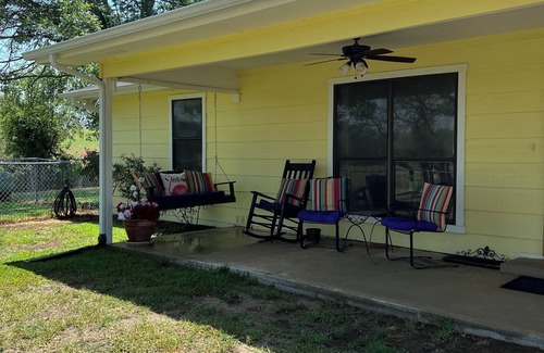 Weatherford House | Idyllic Country Retreat Near Weatherford with Lake Views