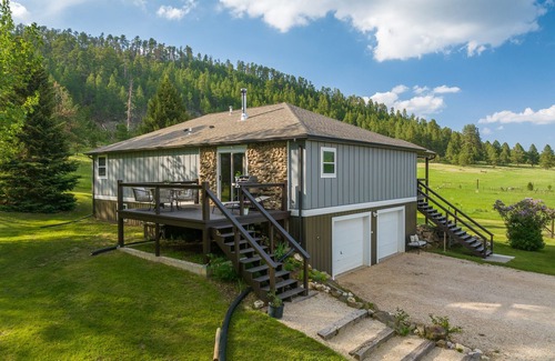 Custer House | Discover French Creek Hideaway: Game Room & Park Access