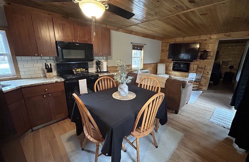 Brantingham House | Cozy 2 Bedroom House on Brantingham Lake - Guest Rated 10/10
