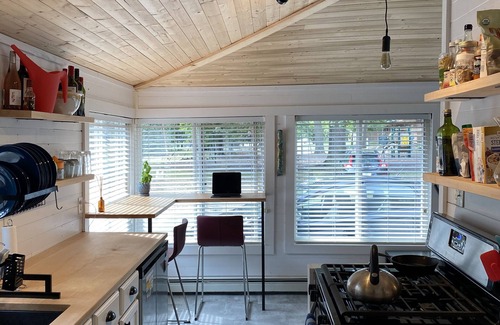 Syracuse House | Charming Cottage Steps from Lake & Oakwood Hotel - 9.4/10