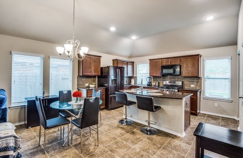 Houston House | Charming Home with Kitchen and Pet-Friendly Amenities