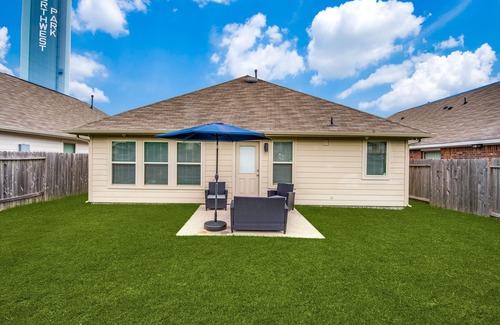 Houston House | Charming Home with Kitchen and Pet-Friendly Amenities