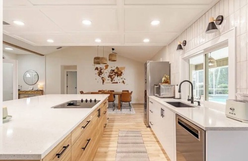 Venice Gardens House | Cozy Retreat with Heated Pool Near Beautiful Beaches