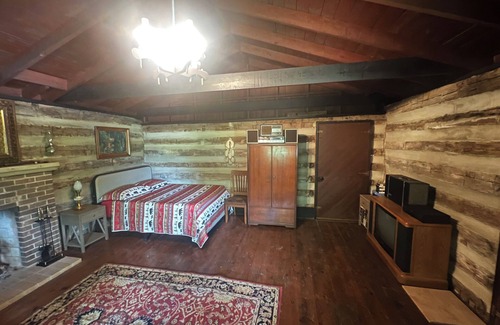 Henry Cabin | Historic 1700s Log Cabin with Spa and Mountain Views