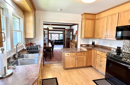 Wallingford House | Guest Rated 10/10: Craftsman with Yard & Pet-Friendly Perks