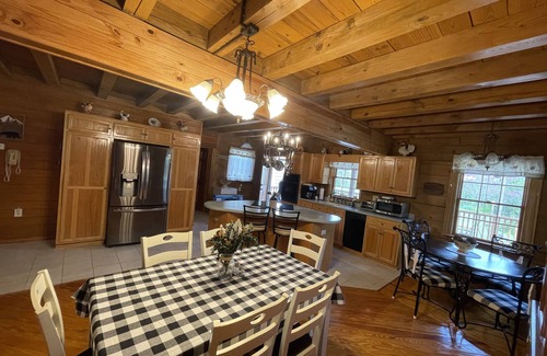Deep Run House | Creek-Front Cabin: Ideal Getaway near Greenville & Kinston