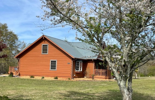Deep Run House | Creek-Front Cabin: Ideal Getaway near Greenville & Kinston