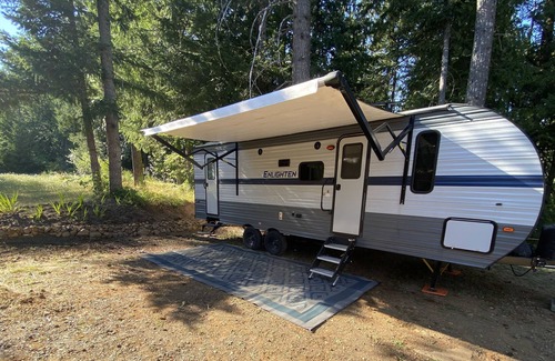 Cook House | Beautiful Creek Side Campsite on a Small Farm w/ 30ft Travel Trailer - Sleeps 8!