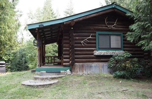 Boundary County Cabin | Beautiful custom built log cabin with AC, WiFi in private forest retreat