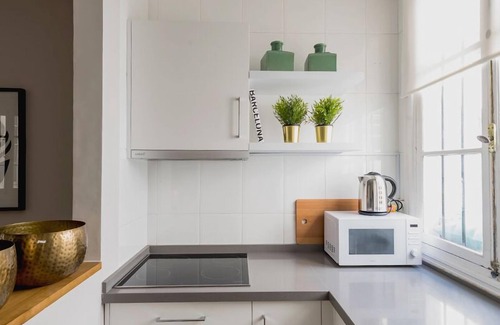 Ensanche Centro Apartment | Stylish Apartment for Four with Spa and Breakfast Included