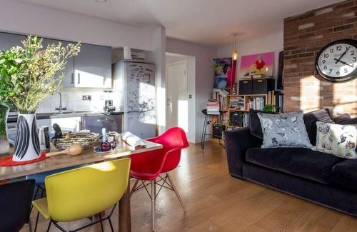 Clissold Apartment | Stylish 2-Bedroom Loft in Stoke Newington with Spa Access