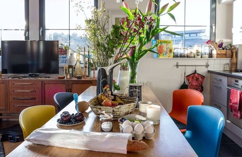 Clissold Apartment | Stylish 2-Bedroom Loft in Stoke Newington with Spa Access