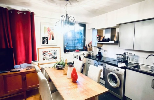 Clissold Apartment | Stylish 2-Bedroom Loft in Stoke Newington with Spa Access