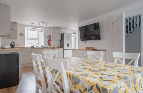 Montrose House | Oceanfront Retreat: Perfect Family Getaway by the Sea