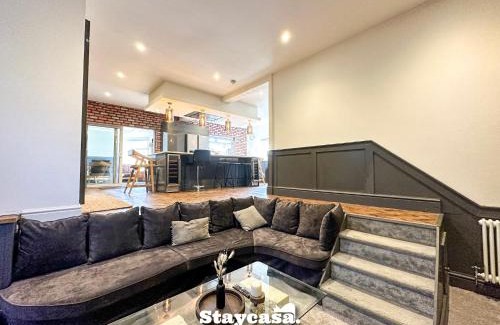 Northenden House | Inviting Villa with Jacuzzi & Parking - Rated 9/10