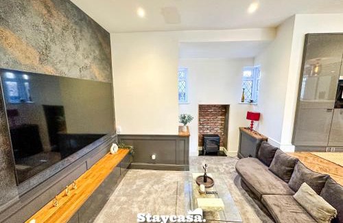 Northenden House | Inviting Villa with Jacuzzi & Parking - Rated 9/10