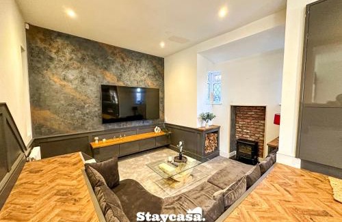 Northenden House | Inviting Villa with Jacuzzi & Parking - Rated 9/10
