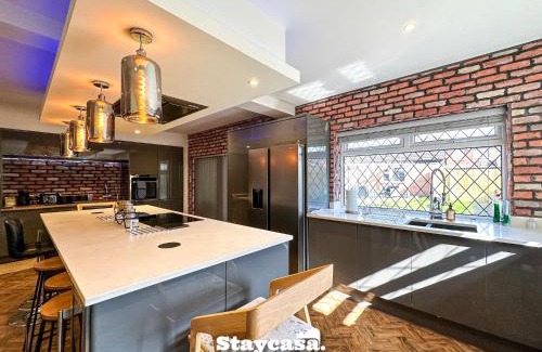 Northenden House | Inviting Villa with Jacuzzi & Parking - Rated 9/10