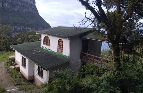 Choachi House | Cozy Dog-Friendly Cottage with Fireplace and 3 Beds