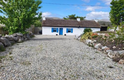 Doochary House | Charming Adderwal Cottage in Scenic Donegal with Hot Tub