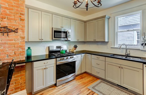 Central Colorado Springs House | Elegant Downtown Victorian with Hot Tub & Spa Amenities