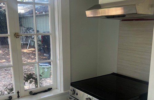 Oak Park Cottage | Beautiful Downtown Fully Furnished Executive Cottage
