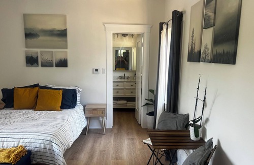 Oak Park Cottage | Beautiful Downtown Fully Furnished Executive Cottage