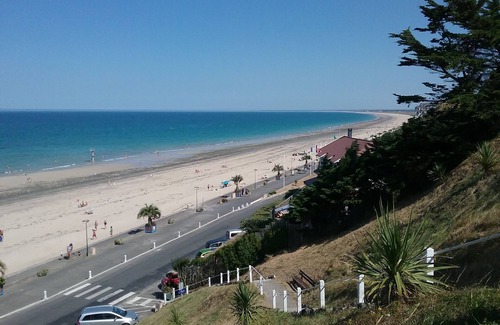 Donville-les-Bains Apartment | Cozy Duplex Getaway Steps from the Sea and Islands